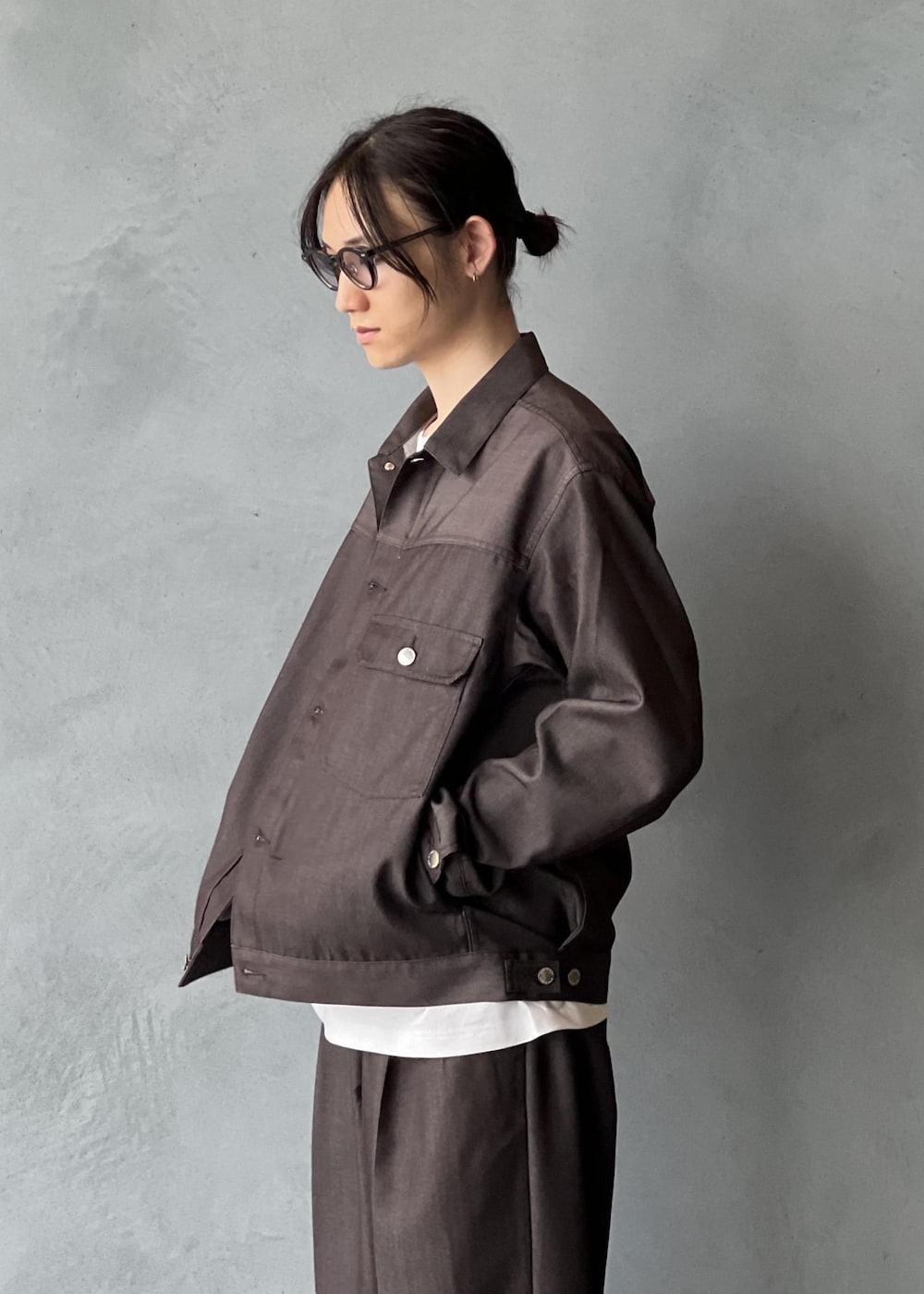 ブラウン系のデニムジャケット、ブラウン系のデニムパンツ、グレー系のTシャツ/カットソーを着用したメンズの夏コーディネートの5枚目の写真
