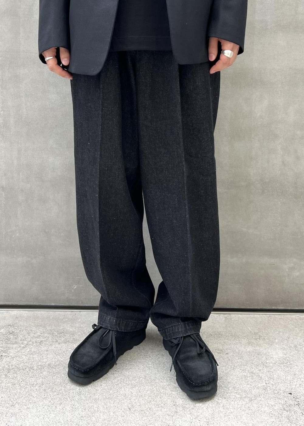 「初秋コーデ、秋コーデ」｜「ADAM ET ROPE'のワイド イージー デニムパンツ / ADAM ET ROPE' JEANS -GRID-（デニムパンツ、ブラック系）」を使った、kodai kanomataさん（メンズ・172cm）の秋コーディネートの7枚目の写真