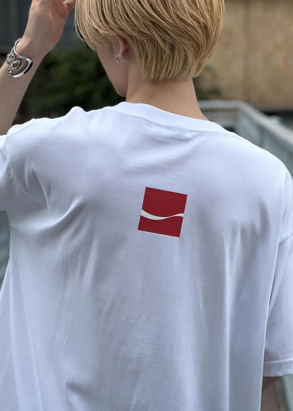 ホワイト系のTシャツ/カットソー、ブルー系のデニムパンツを着用したメンズの夏コーディネートの6枚目の写真