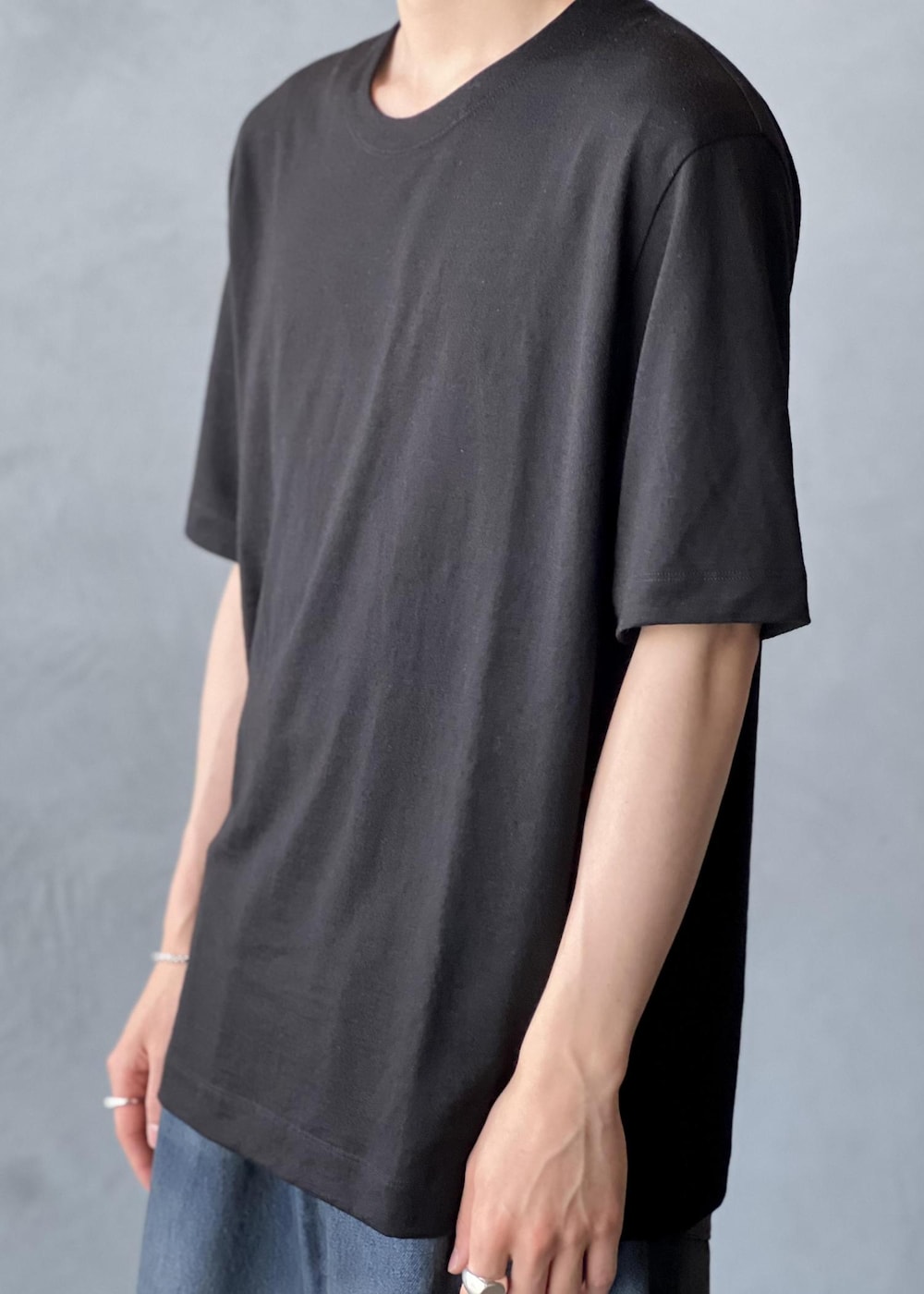 「春コーデ、初夏コーデ、夏コーデ、ADAM ET ROPÉ、トップス、Tシャツ/カットソー、パンツ、デニムパンツ、GKS25680、GMM05010、Tシャツ、あたたかい、きれいに見える、ゆったり、インナーとして」｜「ADAM ET ROPE'の【NIKKE】ウール天竺 ハーフスリーブ ニットT（Tシャツ/カットソー、ブラック系）」を使った、kodai kanomataさん（メンズ・172cm）の夏コーディネートの5枚目の写真