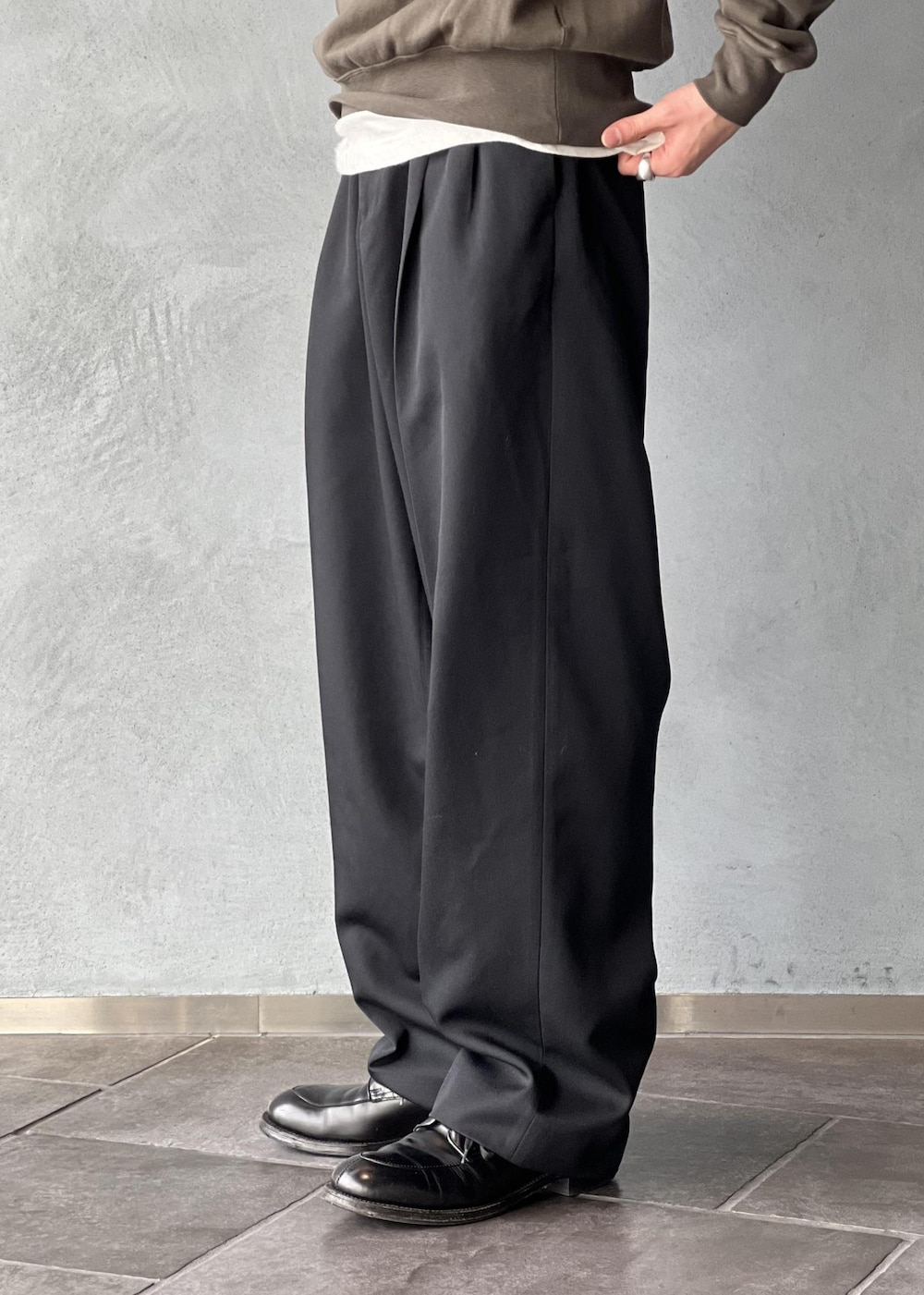 ブラック系のデニムパンツ、グリーン系のスウェットを着用したメンズの冬コーディネートの7枚目の写真