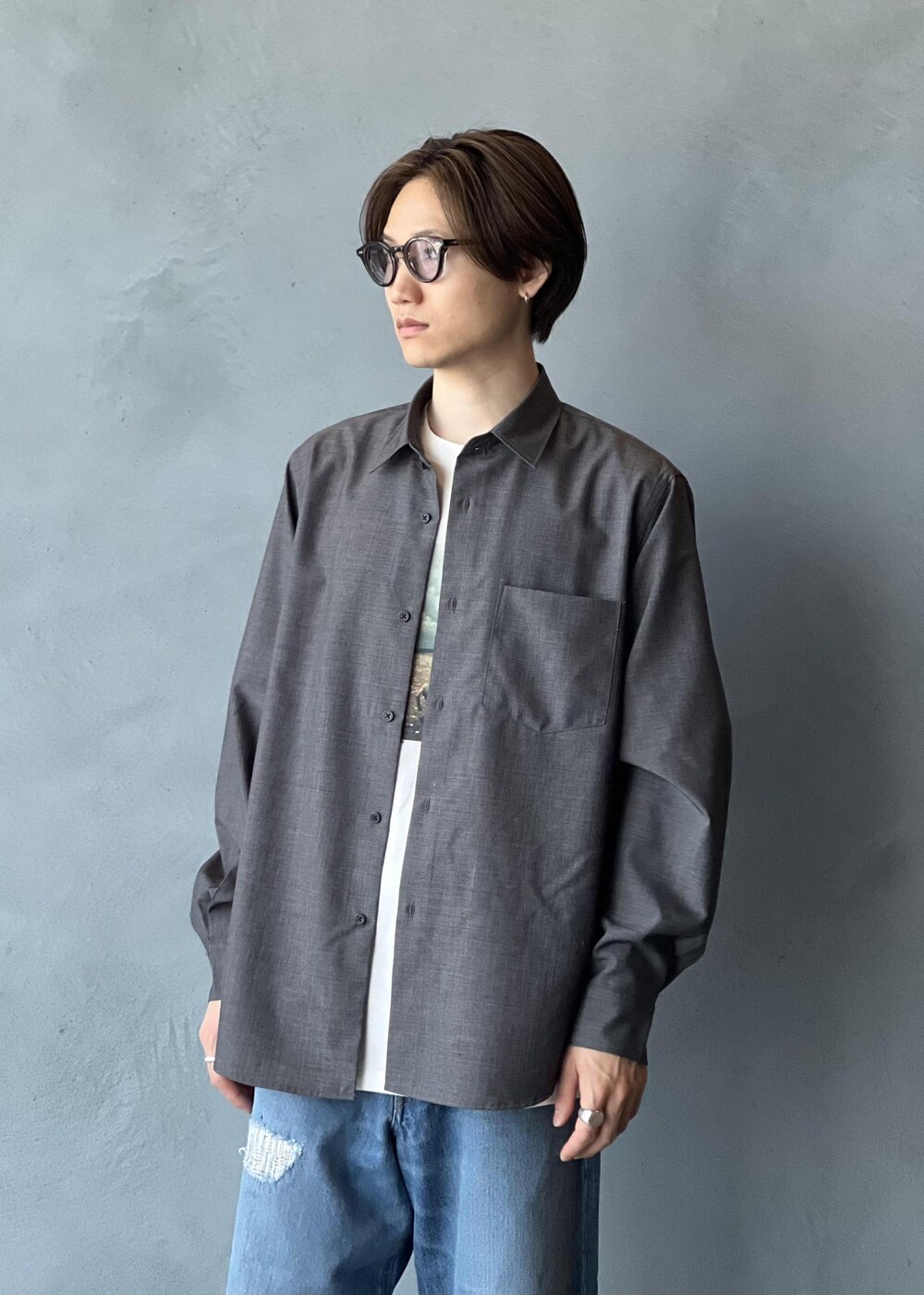 グレー系のシャツ/ブラウスを着用したメンズの夏コーディネートの4枚目の写真