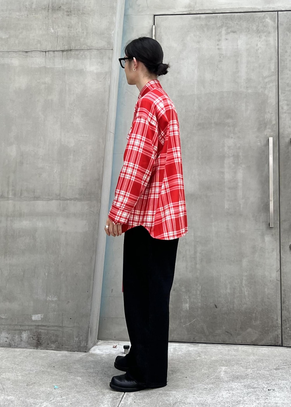 「kyou、初秋コーデ、秋コーデ、ADAM ET ROPÉ、パンツ、デニムパンツ、GMS14040、24AW_homme_bottom、denim_homme、Mデニム_pickup」｜「ADAM ET ROPE'の《定番》【コットンUSA】デニム 3タック ワイド スラックス / サステナブル / セットアップ対応（デニムパンツ、ブラック系）」を使った、kodai kanomataさん（メンズ・172cm）の秋コーディネートの2枚目の写真