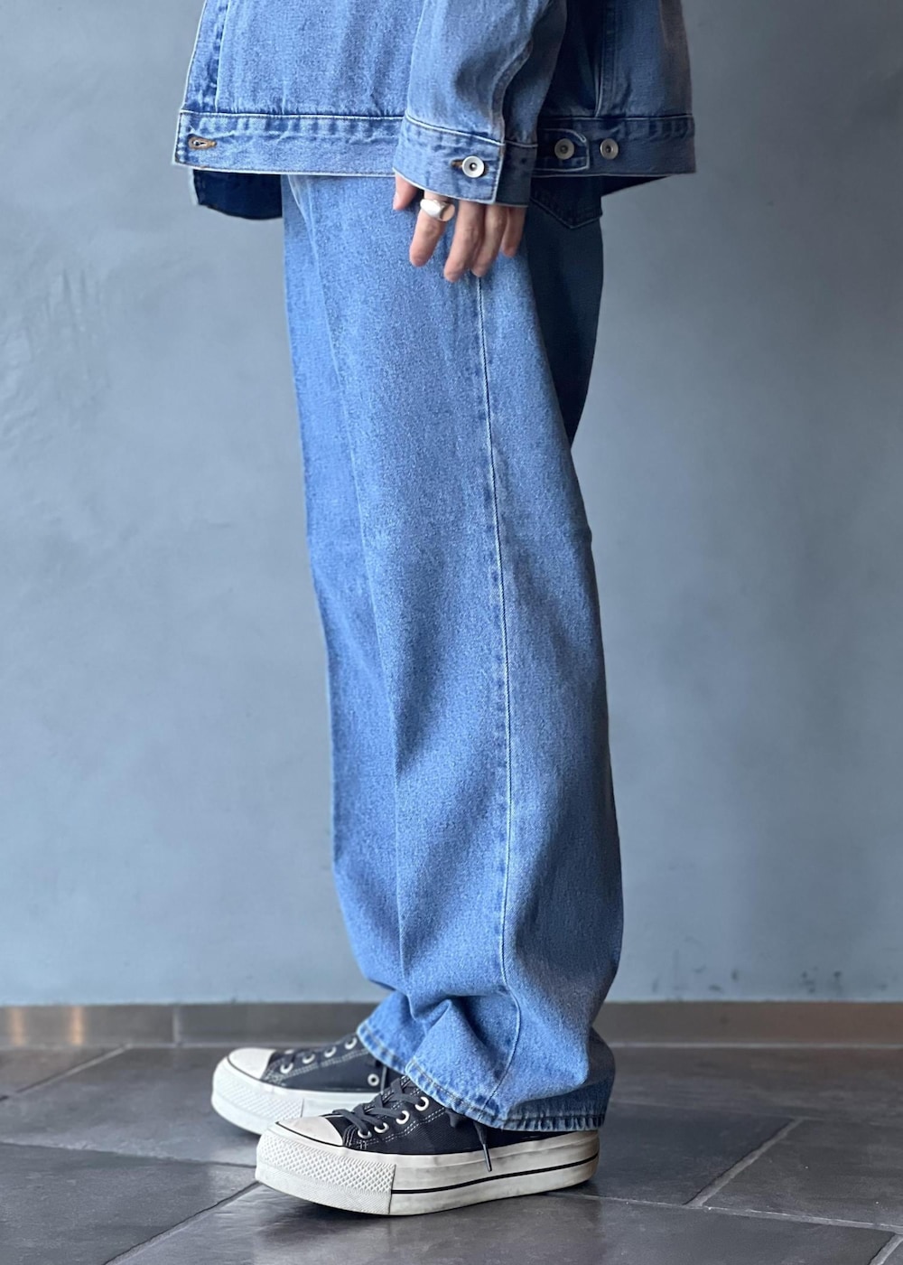 「初秋コーデ、秋コーデ」｜「ADAM ET ROPE'のブリーチ デニムジャケット / ADAM ET ROPE' JEANS -PERS-（デニムジャケット、ブルー系）」を使った、kodai kanomataさん（メンズ・172cm）の夏コーディネートの7枚目の写真