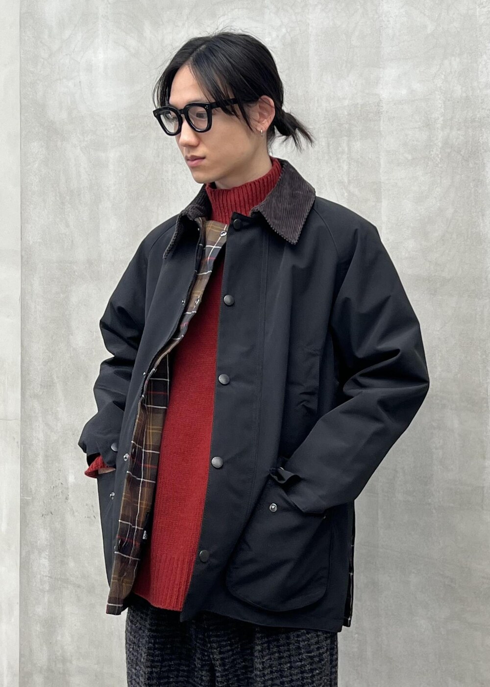 ブラック系のブルゾン、グレー系のスラックスを着用したメンズの冬コーディネートの3枚目の写真