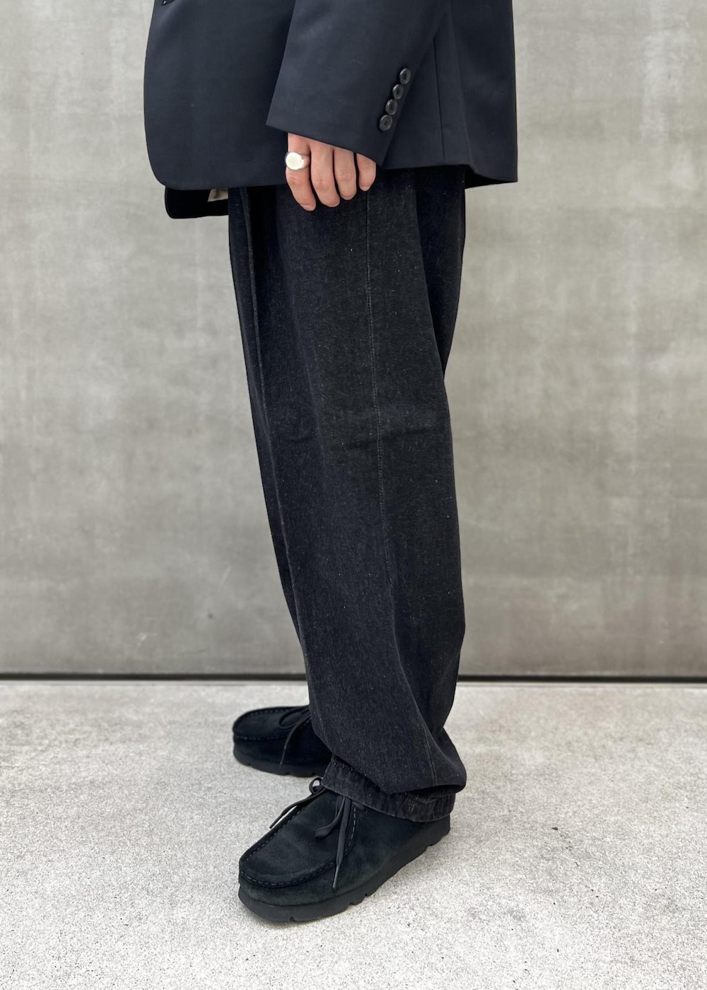 「初秋コーデ、秋コーデ」｜「ADAM ET ROPE'のワイド イージー デニムパンツ / ADAM ET ROPE' JEANS -GRID-（デニムパンツ、ブラック系）」を使った、kodai kanomataさん（メンズ・172cm）の秋コーディネートの8枚目の写真