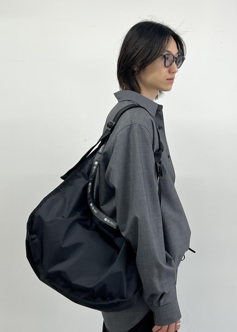 グレー系のシャツ/ブラウス、ブラック系のショルダーバッグ、ブラック系のその他パンツを着用したメンズの春コーディネートの4枚目の写真