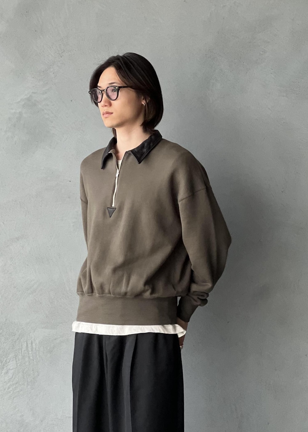 ブラック系のデニムパンツ、グリーン系のスウェットを着用したメンズの冬コーディネートの4枚目の写真