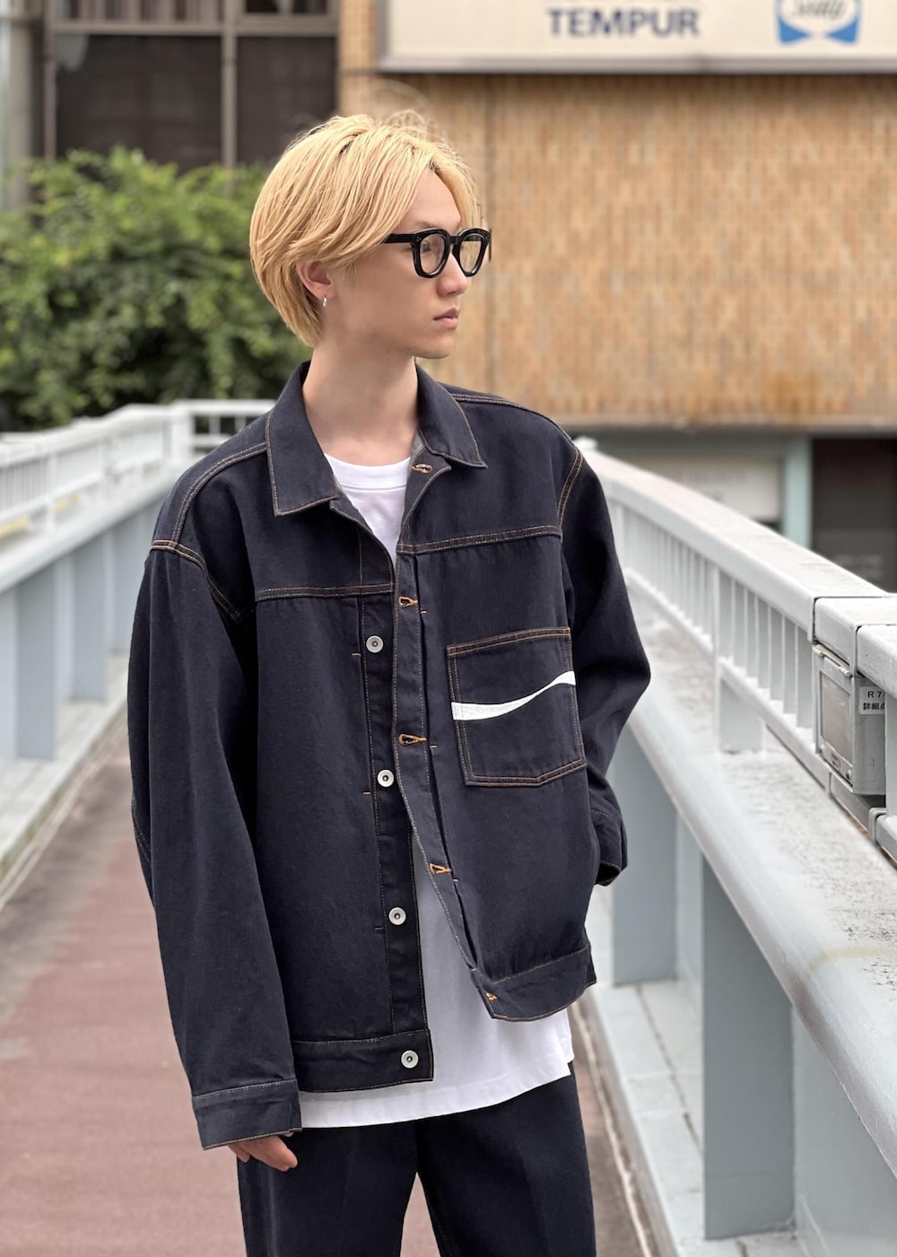 「初秋コーデ、秋コーデ、ADAM ET ROPÉ、トップス、Tシャツ/カットソー、ジャケット/アウター、デニムジャケット、パンツ、デニムパンツ、GML15050、GMM15050、GMS15050、25aw_homme_bottom、CocaCola、cocacola_adametrope」｜「ADAM ET ROPE'の【Coca-Cola】デニムジャケット / ADAM ET ROPE' JEANS -PERS-（デニムジャケット、ブルー系）」を使った、kodai kanomataさん（メンズ・172cm）の夏コーディネートの5枚目の写真