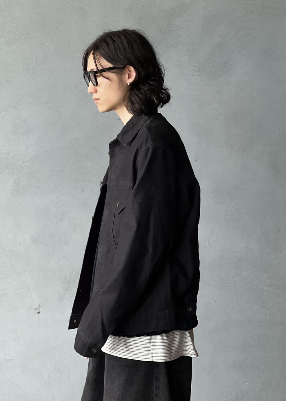 「初秋コーデ、秋コーデ、ADAM ET ROPÉ、トップス、Tシャツ/カットソー、ジャケット/アウター、その他アウター、GML14140、GMM14270、M羽織_pickup」｜「ADAM ET ROPE'のルーズシルエット ベロア クルーネック プルオーバー / ロングシーズン着用可能 / セットアップ対応 / ユニセックス（Tシャツ/カットソー、ブルー系）」を使った、kodai kanomataさん（メンズ・172cm）の夏コーディネートの3枚目の写真