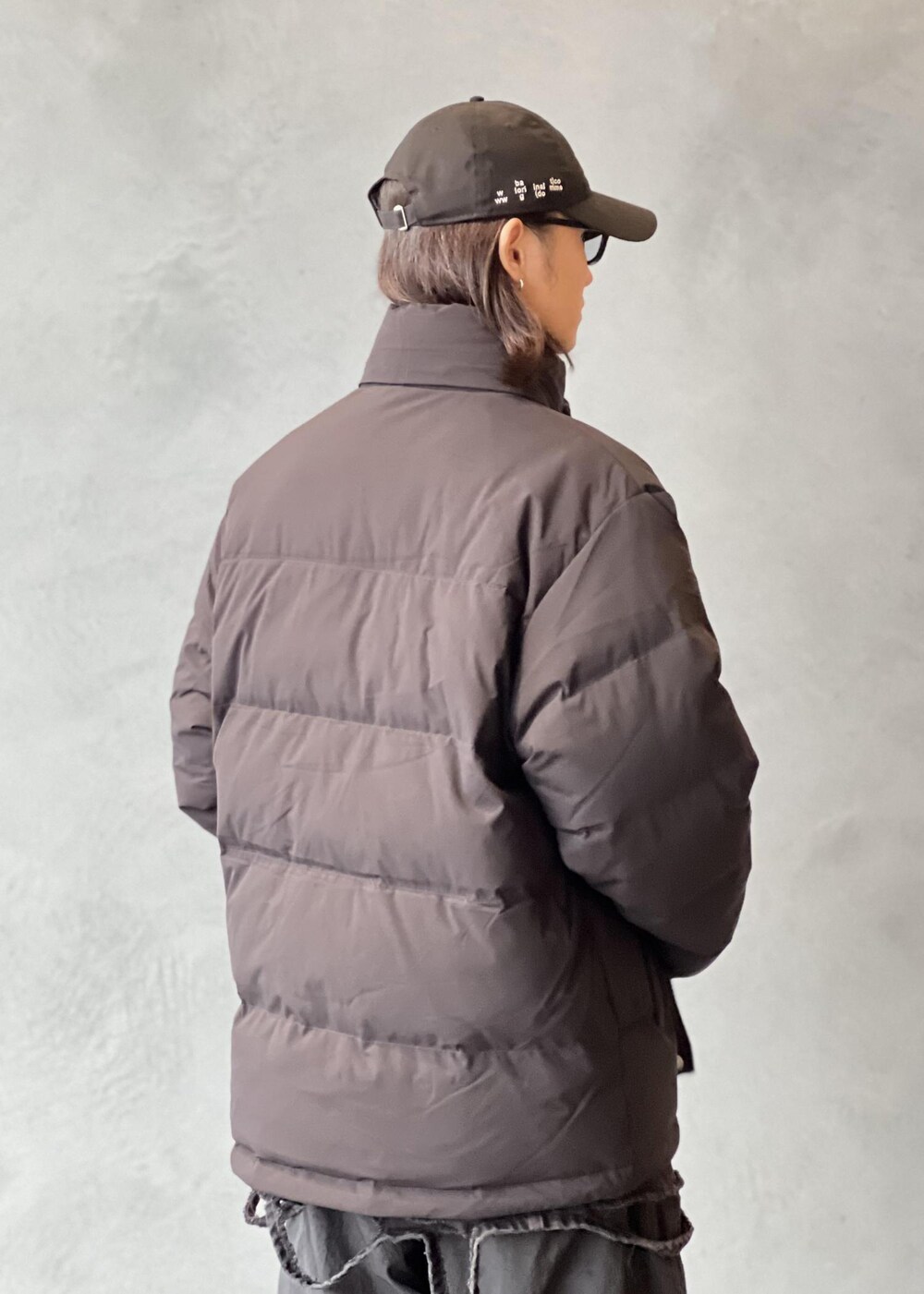 「ADAM ET ROPE'の【ACT_02 Ginz】CLASSIC DOWN JACKET / UNISEX / 650 FILL POWER（ダウンジャケット/コート、ブラック系）」を使った、kodai kanomataさん（メンズ・172cm）の秋コーディネートの7枚目の写真