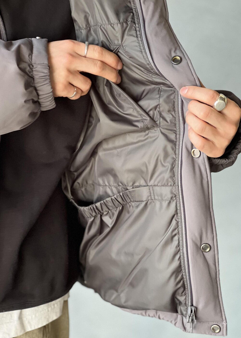 「秋コーデ、初冬コーデ、冬コーデ、ADAM ET ROPÉ、ジャケット/アウター、ダウンジャケット/コート、GML14090、24AW40、HOMME_ACT、Mcoat_pickup、Mdown_pikup」｜「ADAM ET ROPE'の【ACT_02 Ginz】CLASSIC DOWN JACKET / UNISEX / 650 FILL POWER（ダウンジャケット/コート、グレー系）」を使った、kodai kanomataさん（メンズ・172cm）の冬コーディネートの7枚目の写真