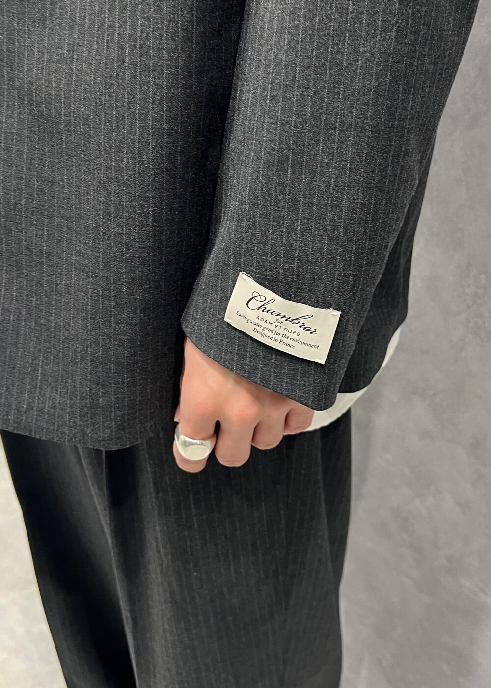 「ADAM ET ROPÉ、HOMME」｜「ADAM ET ROPE'のリラックス ドレープ レーヨンスエード とろみバンドカラーシャツ / イージーケア / 3シーズン着用可能 / ユニセックス（シャツ/ブラウス、ホワイト系）」を使った、kodai kanomataさん（メンズ・172cm）の冬コーディネートの3枚目の写真