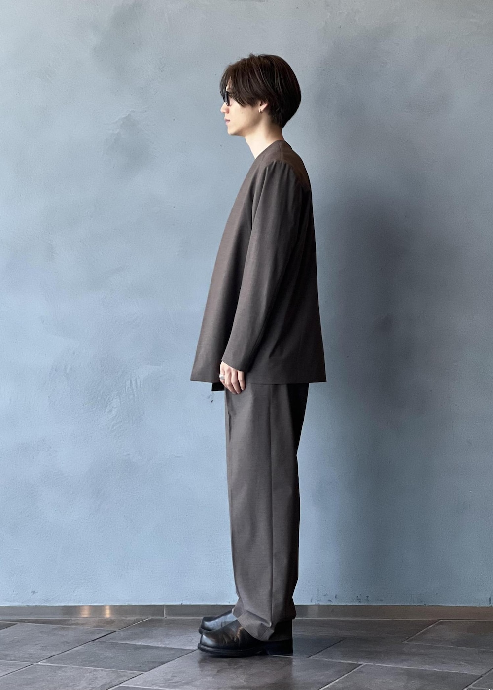 「初秋コーデ、秋コーデ、ADAM ET ROPÉ、トップス、Tシャツ/カットソー、ジャケット/アウター、ノーカラージャケット、パンツ、スラックス、GMM05060、GMS15010、GMV15010、2025JUNPRESS対象商品、25aw_homme、25aw_homme_bottom」｜「ADAM ET ROPE'の接触冷感【MINUS】スタンダード Tシャツ（Tシャツ/カットソー、ブラック系）」を使った、kodai kanomataさん（メンズ・172cm）の夏コーディネートの3枚目の写真