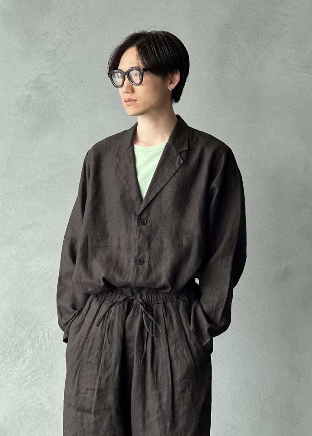 「初春コーデ、春コーデ、初夏コーデ、夏コーデ」｜「ADAM ET ROPE'のワイド イージー リネンパンツ / セットアップ可能（その他パンツ、ブラック系）」を使った、kodai kanomataさん（メンズ・172cm）の春コーディネートの5枚目の写真