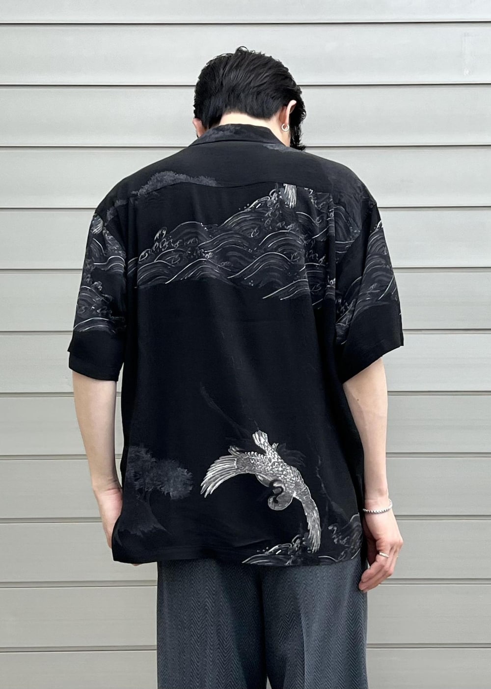 「春コーデ、初夏コーデ、夏コーデ、ADAM ET ROPÉ、トップス、シャツ/ブラウス、GMG05230、Mshirt_pickup_pickup、きれいめ、こなれ感、アロハシャツ、アロハ柄、オリジナル、カジュアル、クラシック」｜「ADAM ET ROPE'の《BLACK/WHITE》ボックスシルエット プレミアム アロハ シャツ（シャツ/ブラウス、ブラック系）」を使った、kodai kanomataさん（メンズ・172cm）の春コーディネートの3枚目の写真