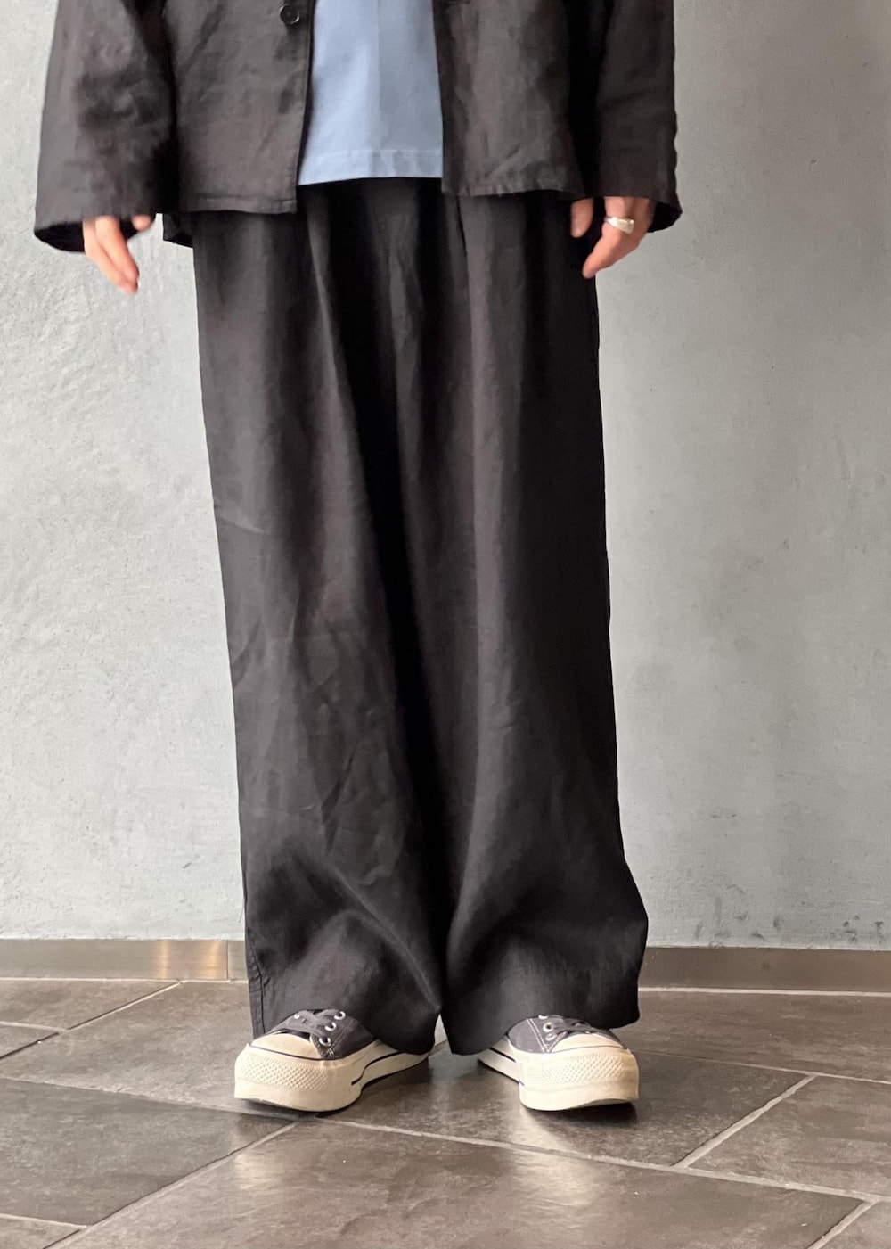 ブラック系のその他パンツ、ブラック系のテーラードジャケットを着用したメンズの春コーディネートの6枚目の写真