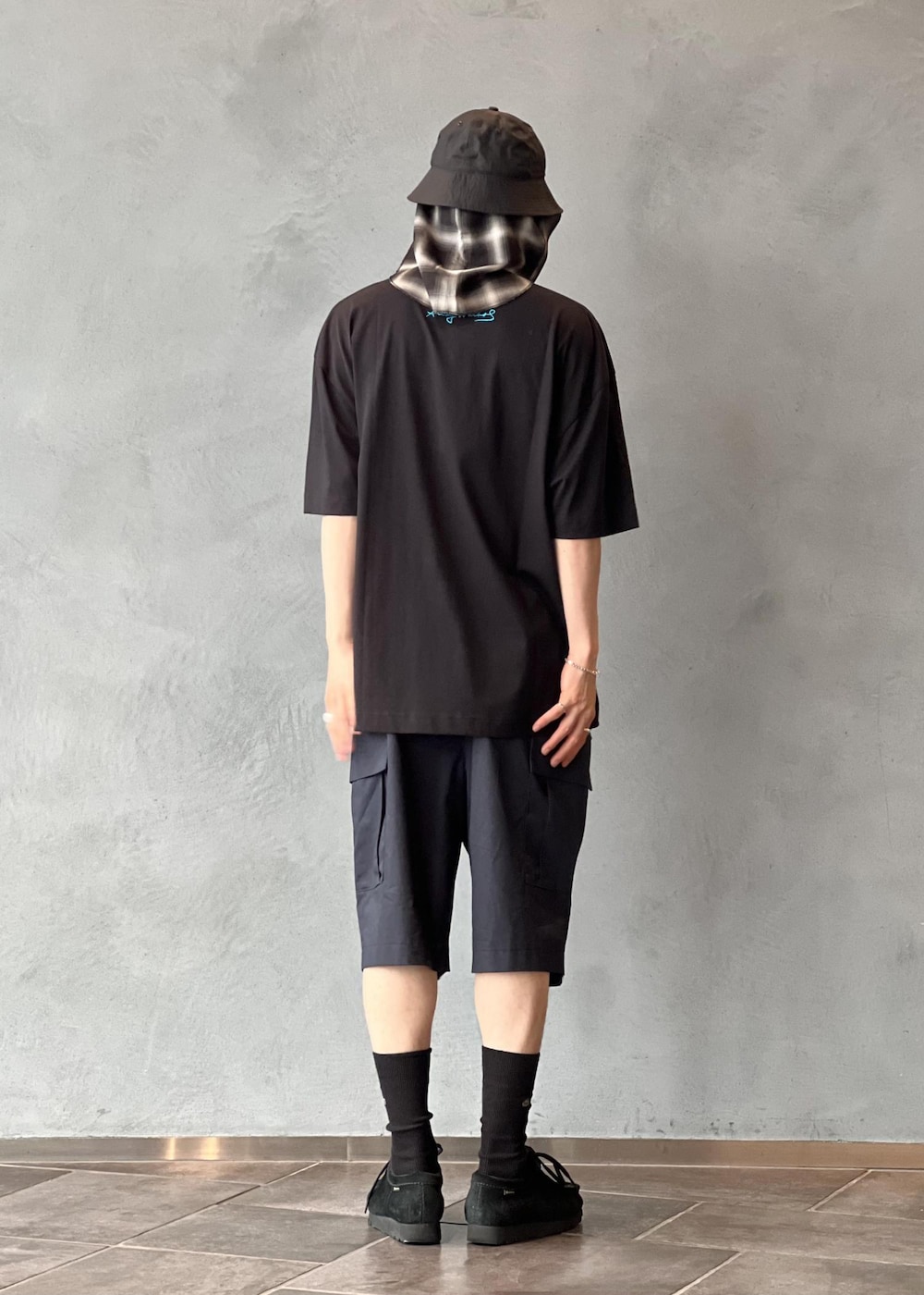 ブルー系のスラックス、ブラック系のTシャツ/カットソー、ブラック系のサングラスを着用したメンズの夏コーディネートの3枚目の写真