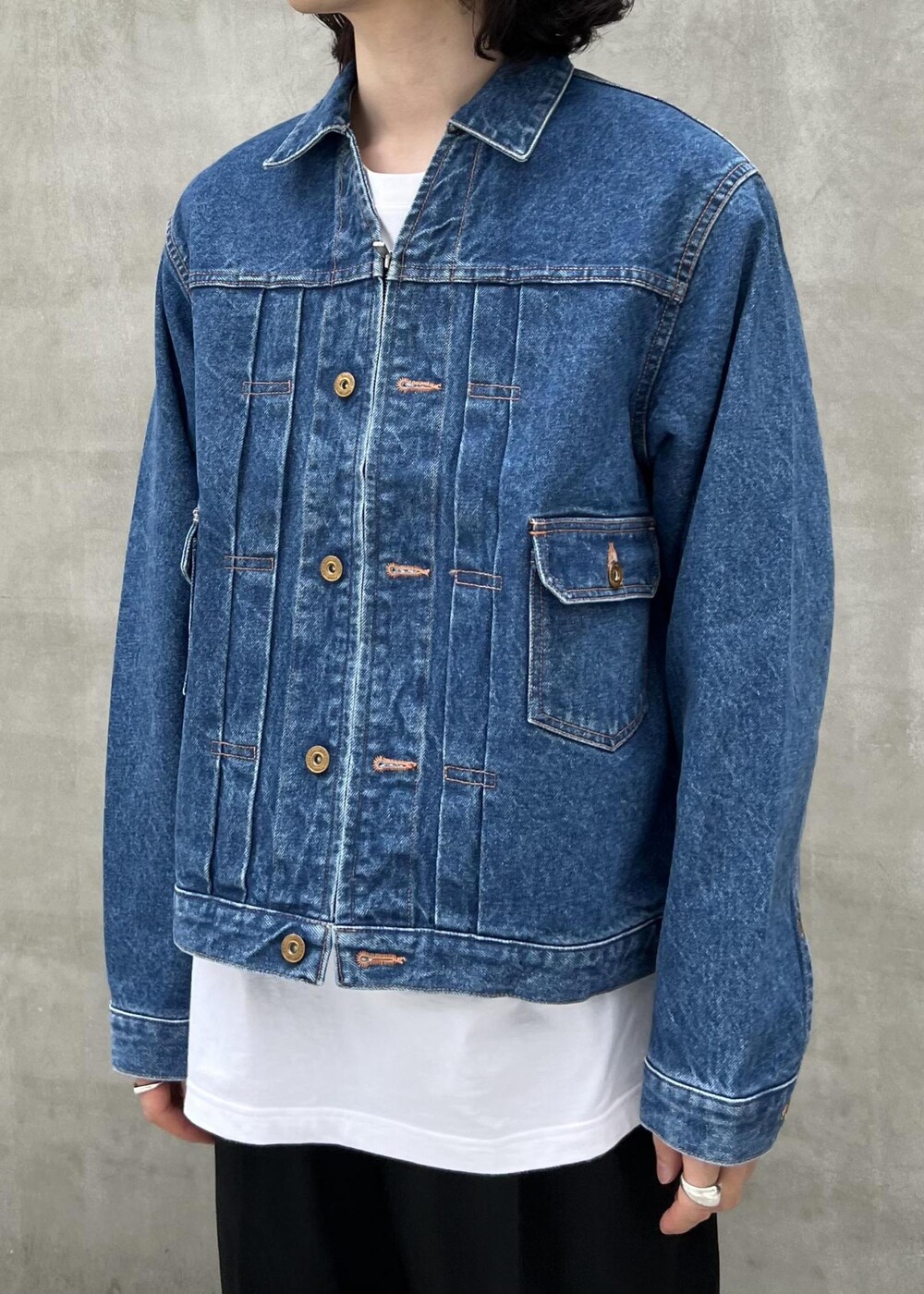 「kyou、初秋コーデ、秋コーデ、ADAM ET ROPÉ、トップス、Tシャツ/カットソー、ジャケット/アウター、デニムジャケット、パンツ、スラックス、GKL64290、GMM04320、GMS14010、24adametropeaudrey、24AW_homme_bottom」｜「ADAM ET ROPE'の【Chambrer/シャンブレ】ワイドテーパード イージー ツータック スラックス / シーズンレス / セットアップ対応（スラックス、ブラック系）」を使った、kodai kanomataさん（メンズ・172cm）の夏コーディネートの7枚目の写真