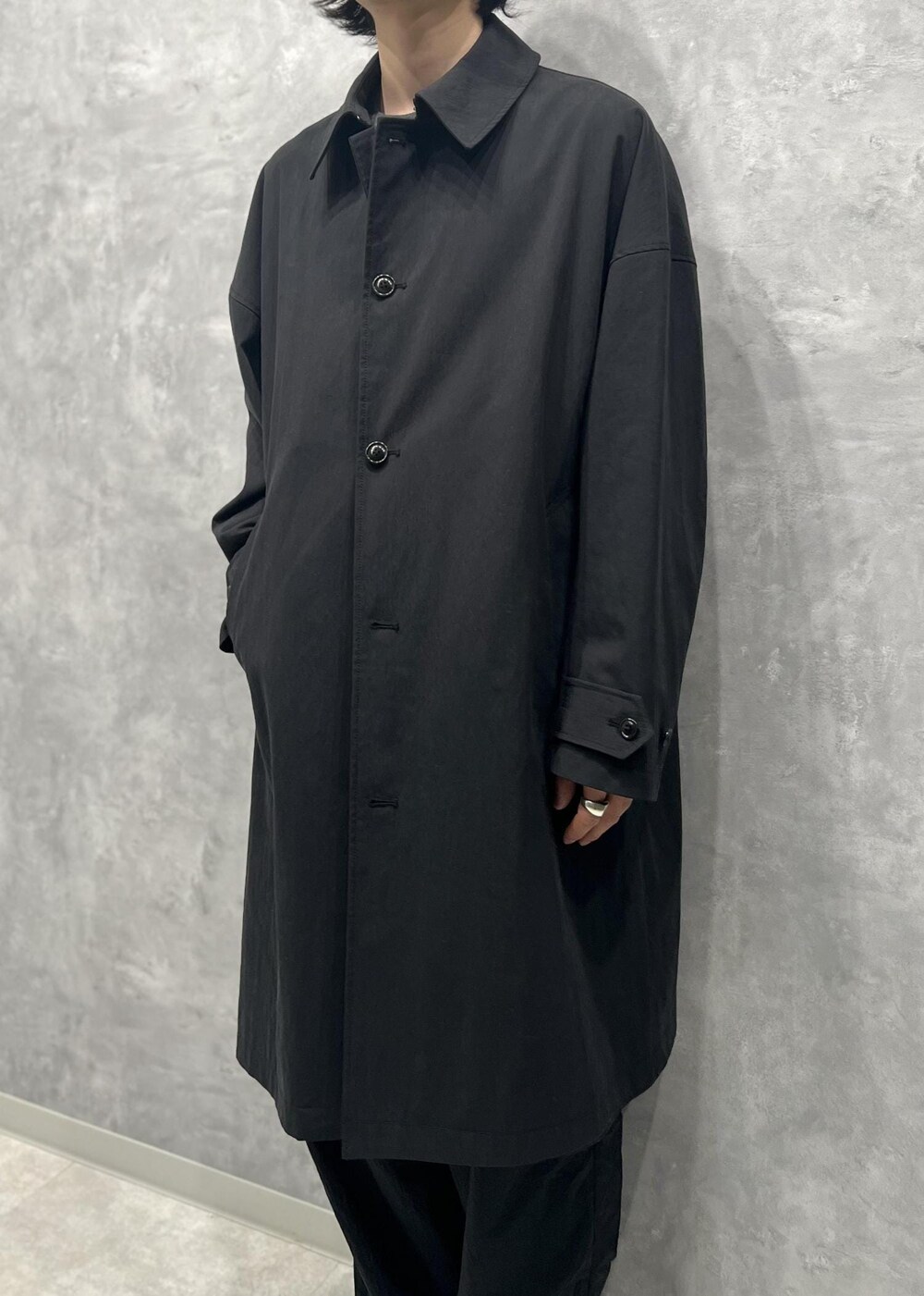 「ADAM ET ROPÉ、HOMME」｜「WILD LIFE TAILOR Adam et Rope'の【WILD LIFE TAILOR】ドロップショルダー ギャバ ステンカラー コート（ステンカラーコート、ブラック系）」を使った、kodai kanomataさん（メンズ・172cm）の冬コーディネートの2枚目の写真