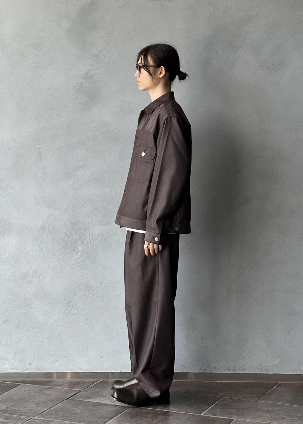 ブラウン系のデニムジャケット、ブラウン系のデニムパンツ、グレー系のTシャツ/カットソーを着用したメンズの夏コーディネートの2枚目の写真