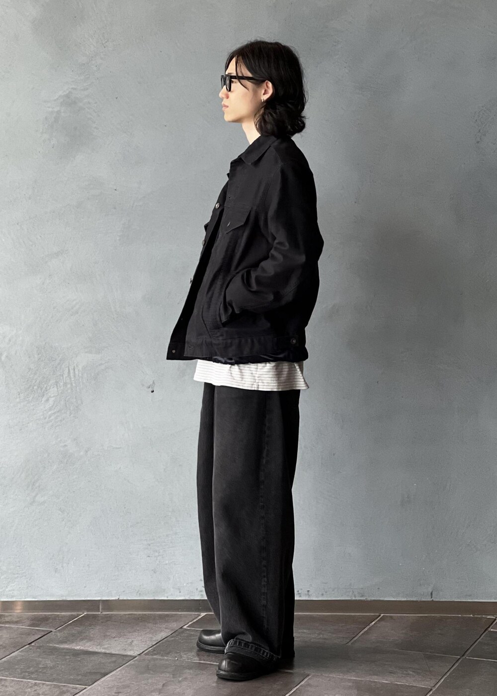 「初秋コーデ、秋コーデ、ADAM ET ROPÉ、トップス、Tシャツ/カットソー、ジャケット/アウター、その他アウター、GML14140、GMM14270、M羽織_pickup」｜「ADAM ET ROPE'のルーズシルエット ベロア クルーネック プルオーバー / ロングシーズン着用可能 / セットアップ対応 / ユニセックス（Tシャツ/カットソー、ブルー系）」を使った、kodai kanomataさん（メンズ・172cm）の夏コーディネートの2枚目の写真