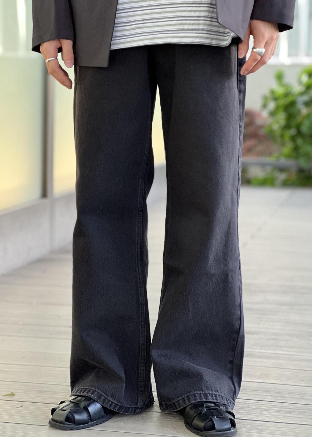 「coda、batoner、snapme_ap_widepants、ADAM ET ROPÉ、HOMME」｜「ADAM ET ROPE'の【RIRANCHA/リランチェ】ノーカラージャケット ＆ スラックス セットアップ / イージーケア / ユニセックス（セットアップ、ブラック系）」を使った、kodai kanomataさん（メンズ・172cm）の春コーディネートの5枚目の写真