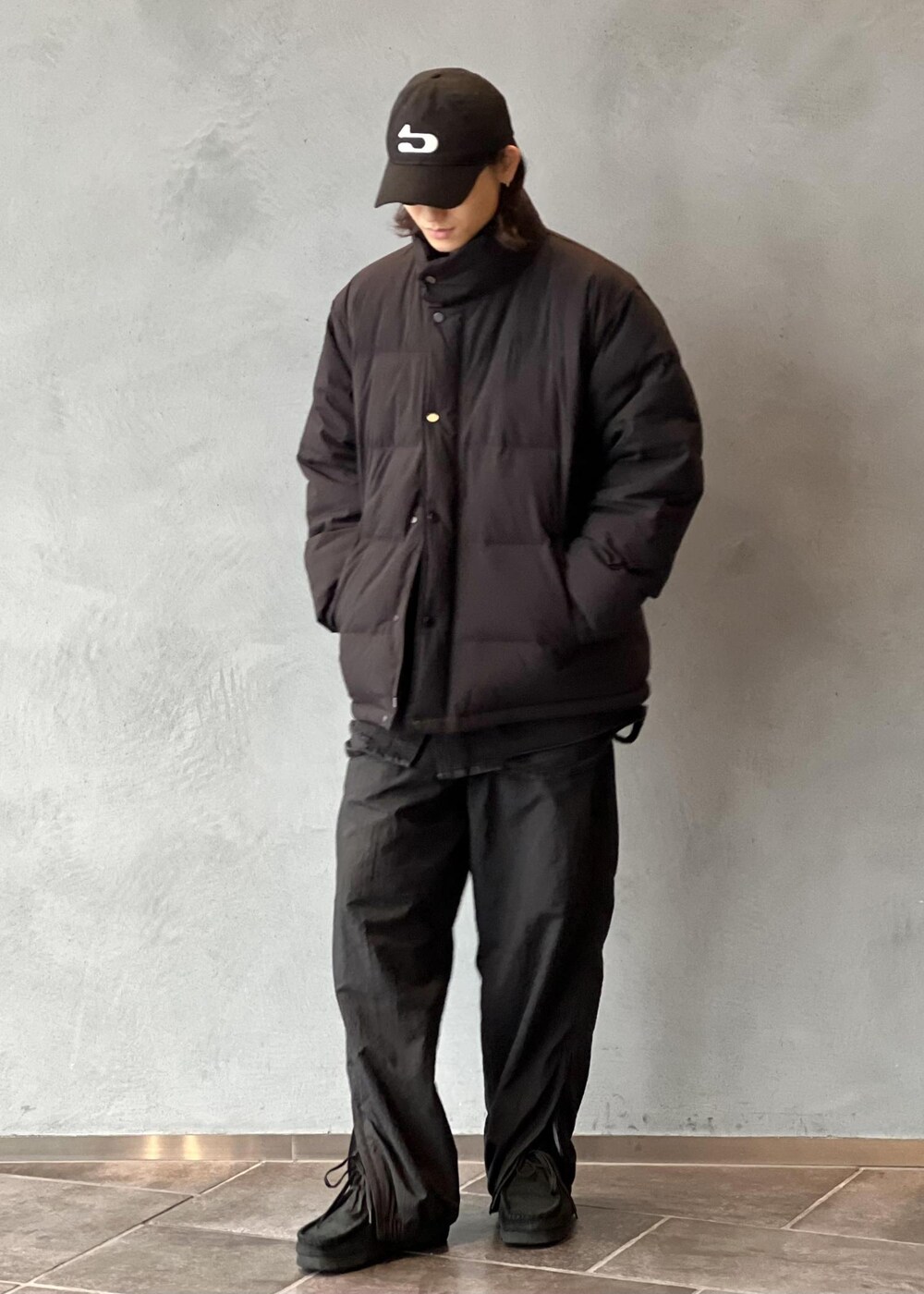「ADAM ET ROPE'の【ACT_02 Ginz】CLASSIC DOWN JACKET / UNISEX / 650 FILL POWER（ダウンジャケット/コート、ブラック系）」を使った、kodai kanomataさん（メンズ・172cm）の秋コーディネートの2枚目の写真