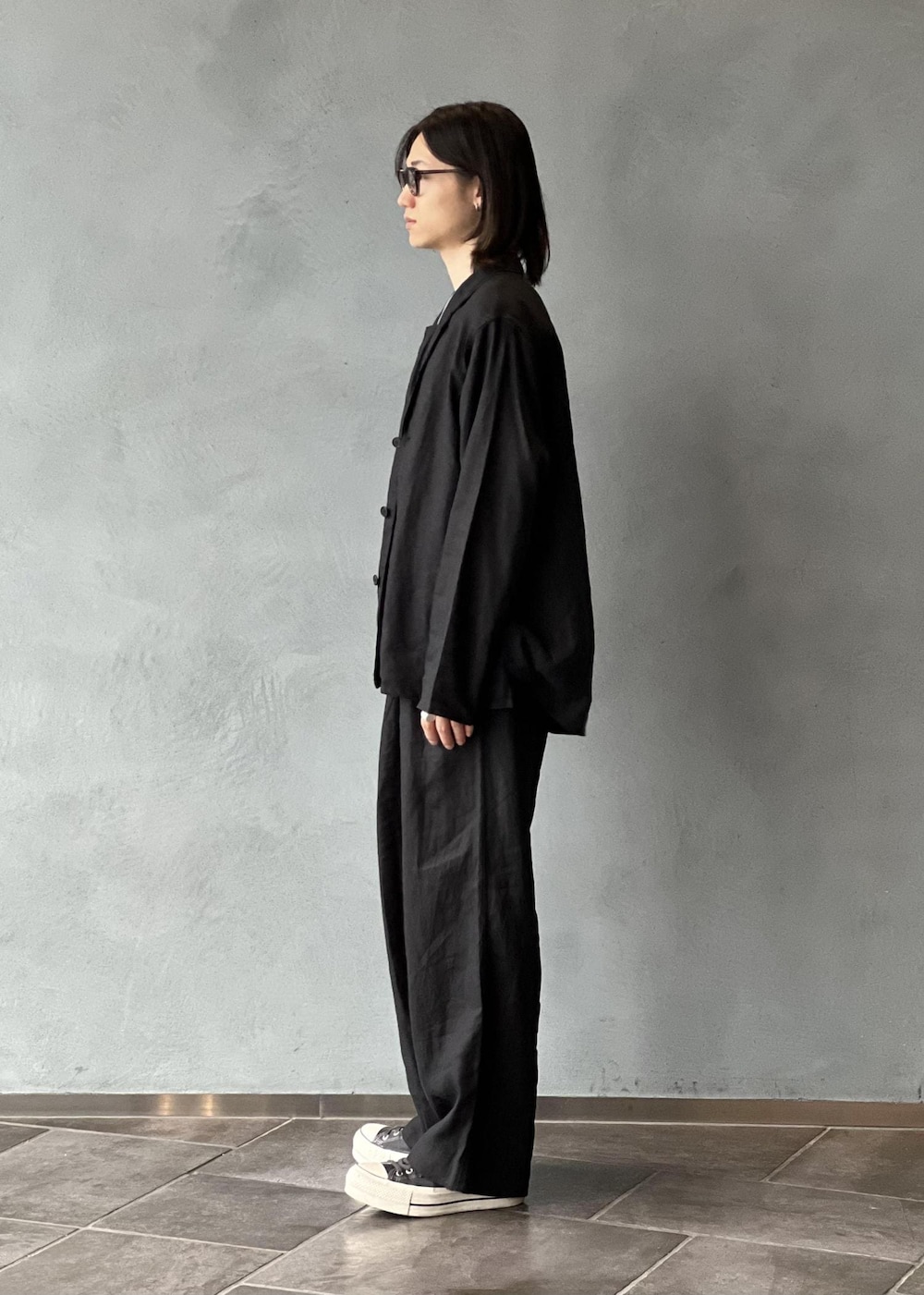 ブラック系のその他パンツ、ブラック系のテーラードジャケットを着用したメンズの春コーディネートの3枚目の写真