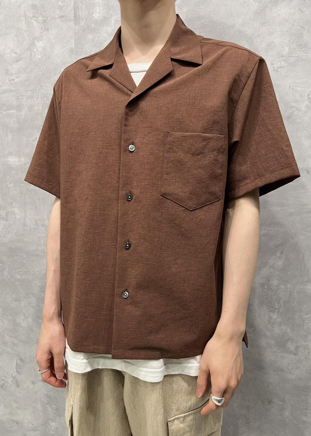 「ADAM ET ROPÉ、HOMME、春、夏、春ファッション、夏ファッション、23SS春の新作、23SS夏の新作」｜「ADAM ET ROPE'のコットンリネン デニムベルテッド ワイドストレート カーゴパンツ（デニムパンツ、ベージュ系）」を使った、kodai kanomataさん（メンズ・172cm）の夏コーディネートの2枚目の写真
