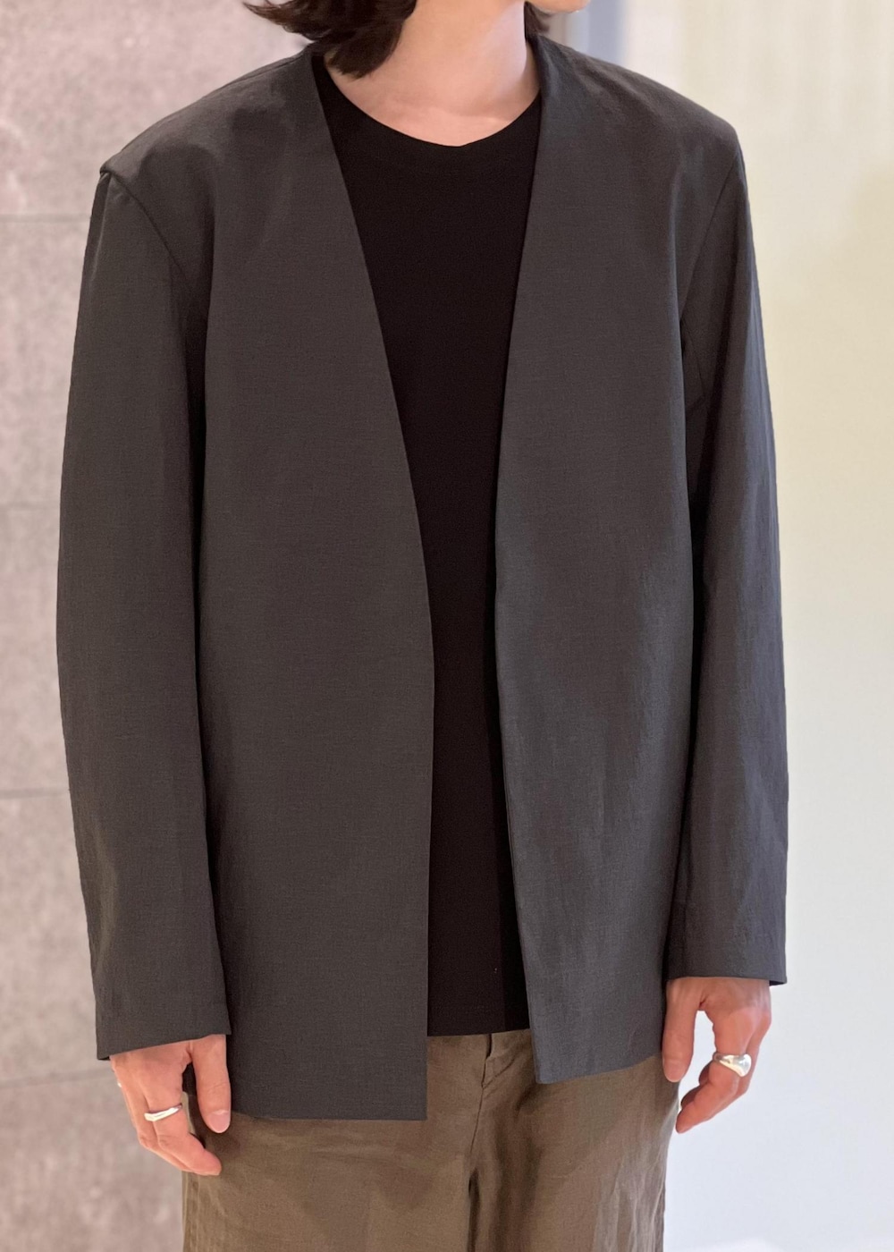 「ADAM ET ROPÉ、HOMME、セットアイテム、アースカラー」｜「ADAM ET ROPE'の2点セット【RIRANCHA / リランチェ】セットアップ / ノーカラージャケット＆イージーパンツ / イージーケア / ユニセックス（セットアップ、グリーン系）」を使った、kodai kanomataさん（メンズ・172cm）の春コーディネートの3枚目の写真