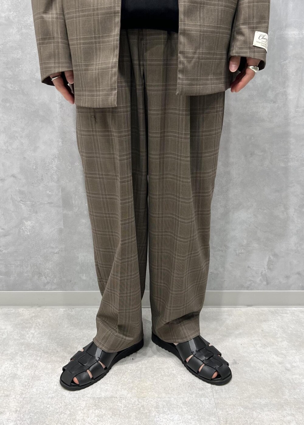 「ADAM ET ROPÉ、HOMME、秋、冬、秋コーデ、秋ファッション、23AW秋の新作」｜「ADAM ET ROPE'の【Chambrer】ワイドテーパード イージー ツータック スラックス / セットアップ対応（スラックス、ブラウン系）」を使った、kodai kanomataさん（メンズ・172cm）の夏コーディネートの4枚目の写真