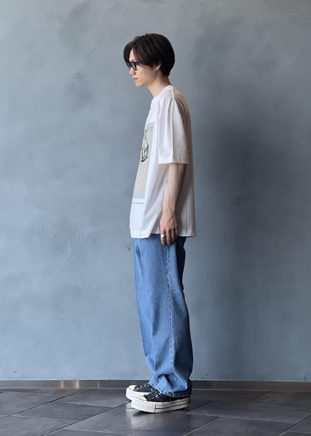 「初夏コーデ、夏コーデ」｜「ADAM ET ROPE'のブリーチ ストレート スラックスデニム / ADAM ET ROPE' JEANS -IMAG-（デニムパンツ、ブルー系）」を使った、kodai kanomataさん（メンズ・172cm）の夏コーディネートの3枚目の写真