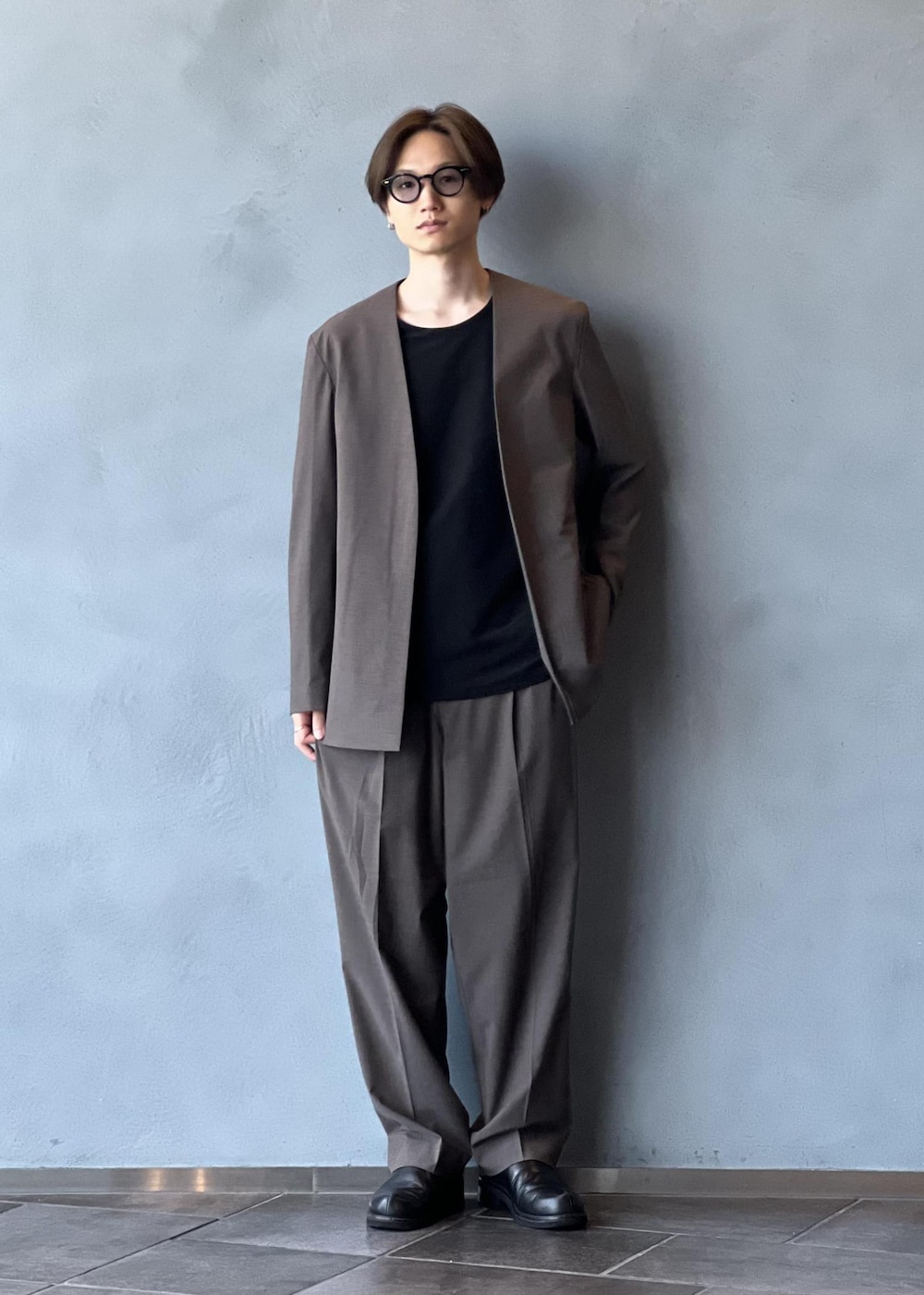 「初秋コーデ、秋コーデ、ADAM ET ROPÉ、トップス、Tシャツ/カットソー、ジャケット/アウター、ノーカラージャケット、パンツ、スラックス、GMM05060、GMS15010、GMV15010、2025JUNPRESS対象商品、25aw_homme、25aw_homme_bottom」｜「ADAM ET ROPE'の接触冷感【MINUS】スタンダード Tシャツ（Tシャツ/カットソー、ブラック系）」を使った、kodai kanomataさん（メンズ・172cm）の夏コーディネートの2枚目の写真
