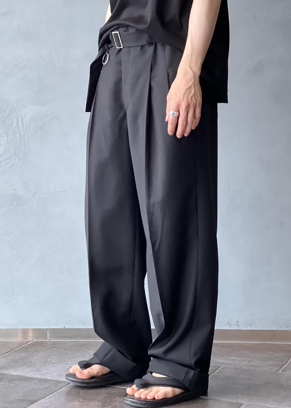 「初夏コーデ、夏コーデ、ADAM ET ROPÉ、トップス、Tシャツ/カットソー、パンツ、スラックス、GKS25820、GMM05070、TANGTANG」｜「ADAM ET ROPE'のゼロシーム スムースTEE（Tシャツ/カットソー、ブラック系）」を使った、kodai kanomataさん（メンズ・172cm）の夏コーディネートの7枚目の写真