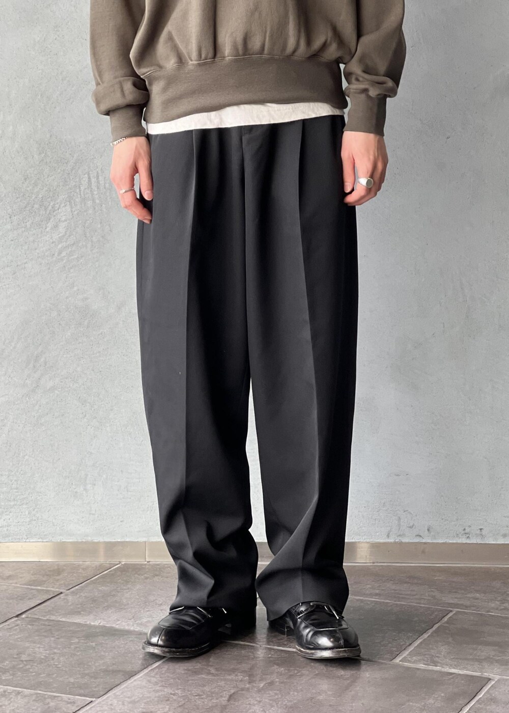 ブラック系のデニムパンツ、グリーン系のスウェットを着用したメンズの冬コーディネートの6枚目の写真