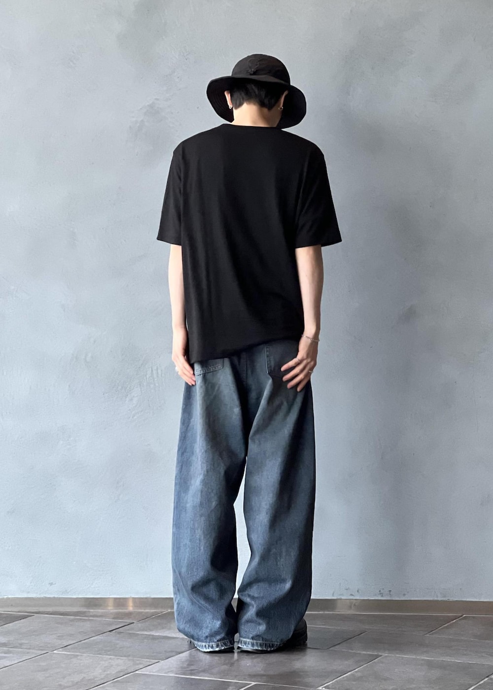 「春コーデ、初夏コーデ、夏コーデ、ADAM ET ROPÉ、トップス、Tシャツ/カットソー、パンツ、デニムパンツ、GKS25680、GMM05010、Tシャツ、あたたかい、きれいに見える、ゆったり、インナーとして」｜「ADAM ET ROPE'の【NIKKE】ウール天竺 ハーフスリーブ ニットT（Tシャツ/カットソー、ブラック系）」を使った、kodai kanomataさん（メンズ・172cm）の夏コーディネートの3枚目の写真