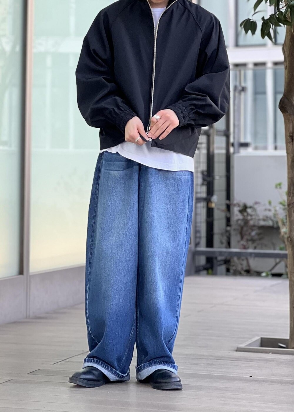 「CODA、ADAM ET ROPÉ、HOMME」｜「ADAM ET ROPE'の【NIKKE/ニッケ】撥水タフタ オーバーサイズ トラック ジャケット / ブルゾン / セットアップ対応 / UNISEX（ブルゾン、ブラック系）」を使った、kodai kanomataさん（メンズ・172cm）の春コーディネートの2枚目の写真