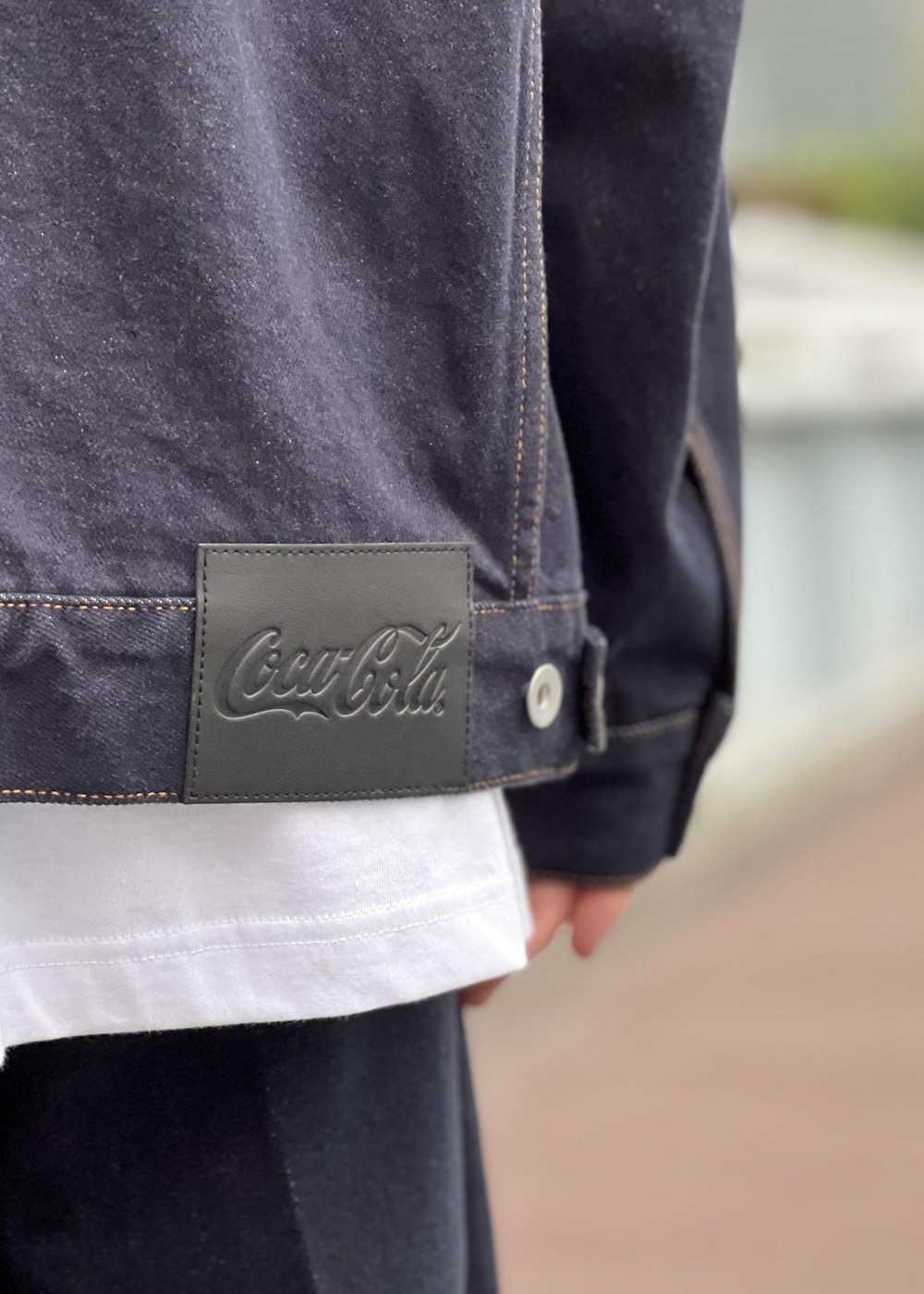 「初秋コーデ、秋コーデ、ADAM ET ROPÉ、トップス、Tシャツ/カットソー、ジャケット/アウター、デニムジャケット、パンツ、デニムパンツ、GML15050、GMM15050、GMS15050、25aw_homme_bottom、CocaCola、cocacola_adametrope」｜「ADAM ET ROPE'の【Coca-Cola】デニムジャケット / ADAM ET ROPE' JEANS -PERS-（デニムジャケット、ブルー系）」を使った、kodai kanomataさん（メンズ・172cm）の夏コーディネートの7枚目の写真