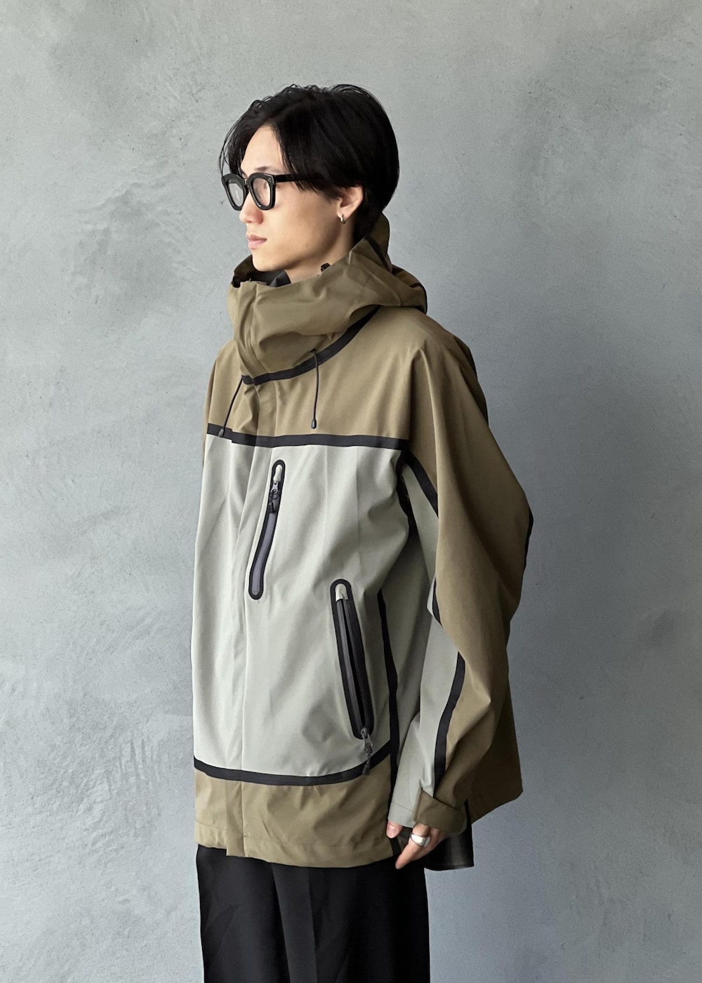 「初春コーデ、春コーデ、ADAM ET ROPÉ、トップス、その他トップス、パンツ、GKL25070、GKS25020、25ss_homme_exclusive、MBUYER'S_pickup、MSpecial_pickup」｜「Gramicciの《別注》【GRAMICCI/グラミチ】2WAY STRETCH WIDE STRAIGHT（スラックス、ブラック系）」を使った、kodai kanomataさん（メンズ・172cm）の冬コーディネートの5枚目の写真