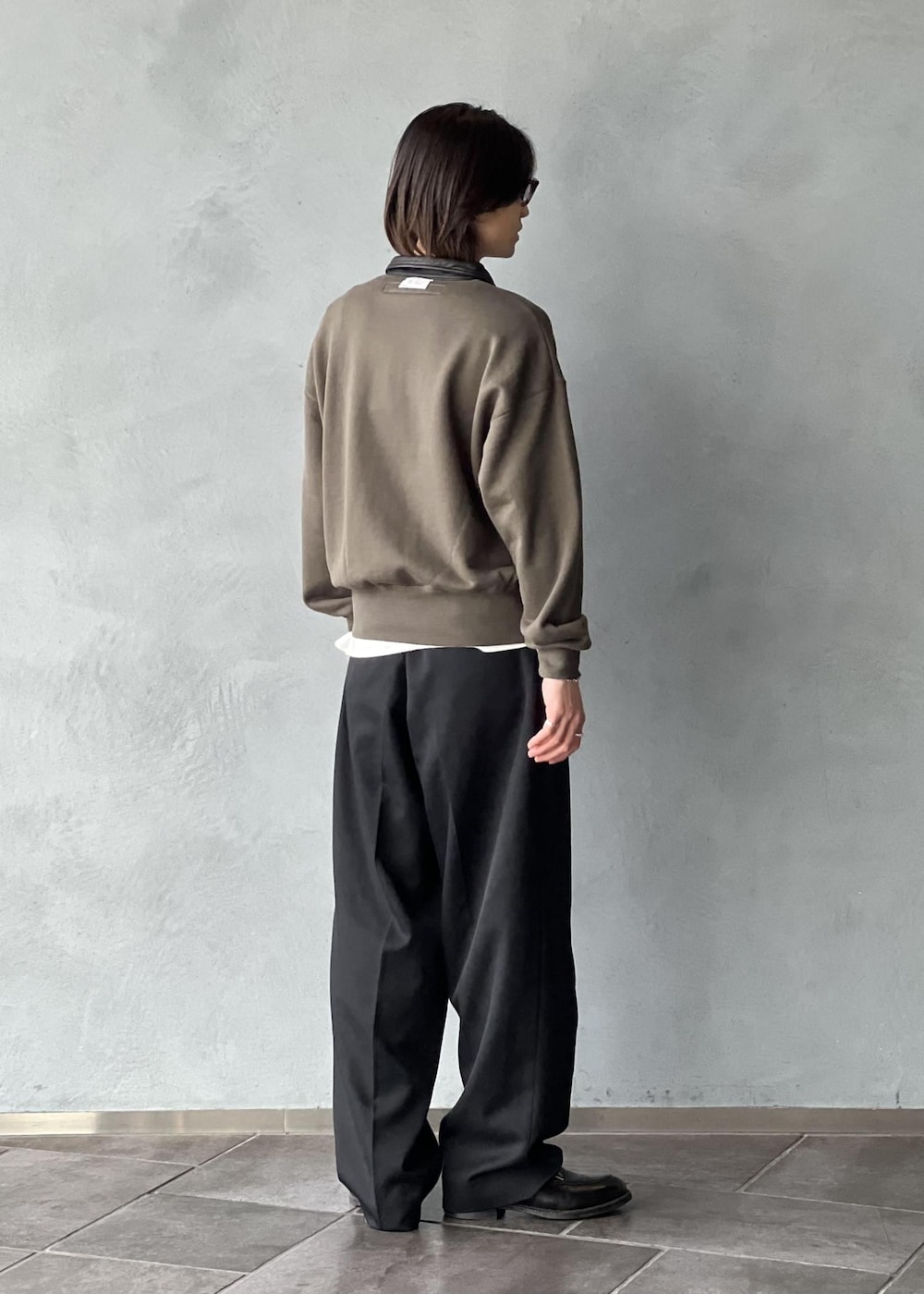 ブラック系のデニムパンツ、グリーン系のスウェットを着用したメンズの冬コーディネートの3枚目の写真