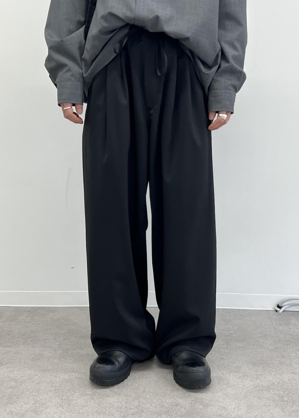 グレー系のシャツ/ブラウス、ブラック系のショルダーバッグ、ブラック系のその他パンツを着用したメンズの春コーディネートの6枚目の写真