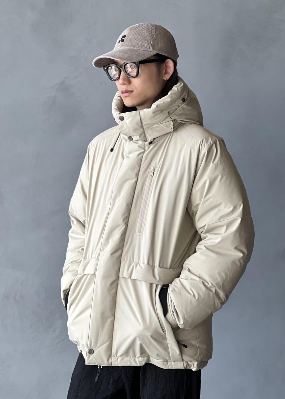 「初冬コーデ、冬コーデ」｜「ADAM ET ROPE'の【NIKKE/ニッケ】ワッシャー ウールギャバ ワイドストレート スラックス / セットアップ対応 / ユニセックス（スラックス、ブラック系）」を使った、kodai kanomataさん（メンズ・172cm）の秋コーディネートの6枚目の写真