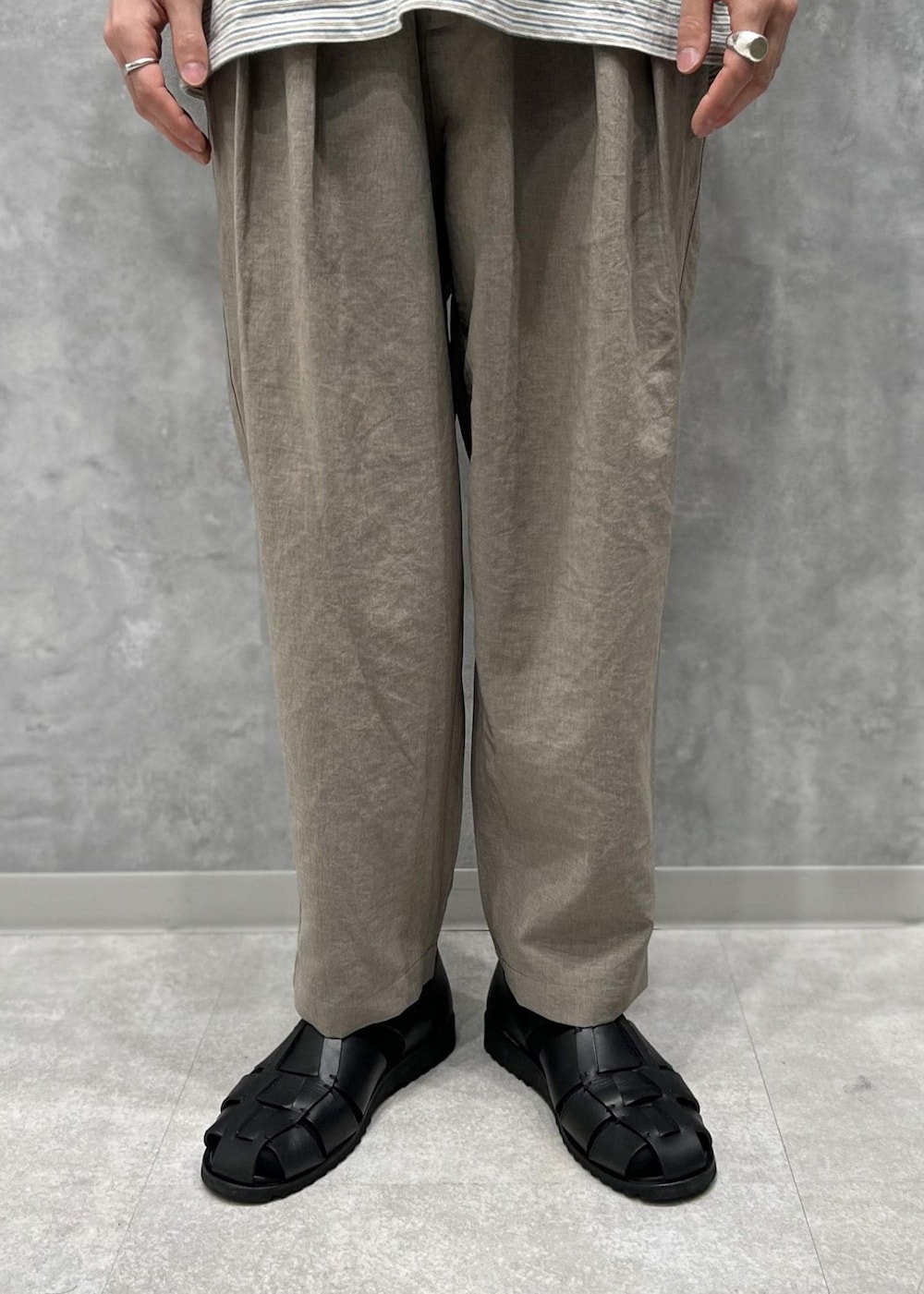 「ADAM ET ROPÉ、HOMME、夏、夏コーデ、夏ファッション」｜「ADAM ET ROPE'の【RIRANCHA】ワイド テーパード アンクルパンツ/イージーケア/吸水速乾（スラックス、ベージュ系）」を使った、kodai kanomataさん（メンズ・172cm）の夏コーディネートの3枚目の写真