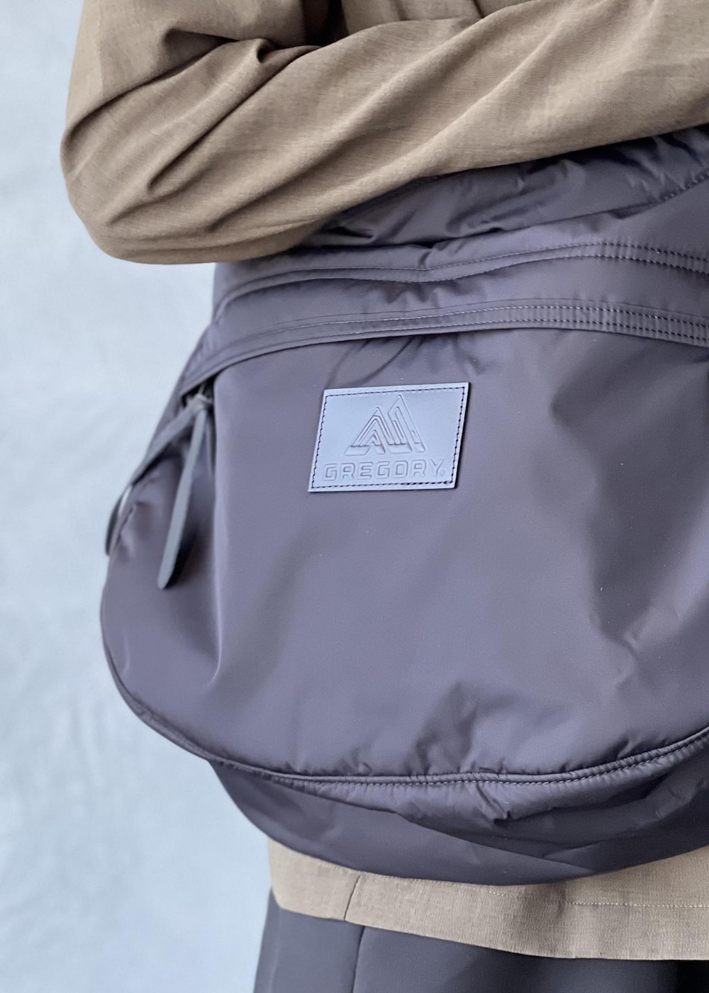 ブラック系のショルダーバッグ、グリーン系のセットアップ、ブラック系のその他パンツを着用したメンズの春コーディネートの8枚目の写真