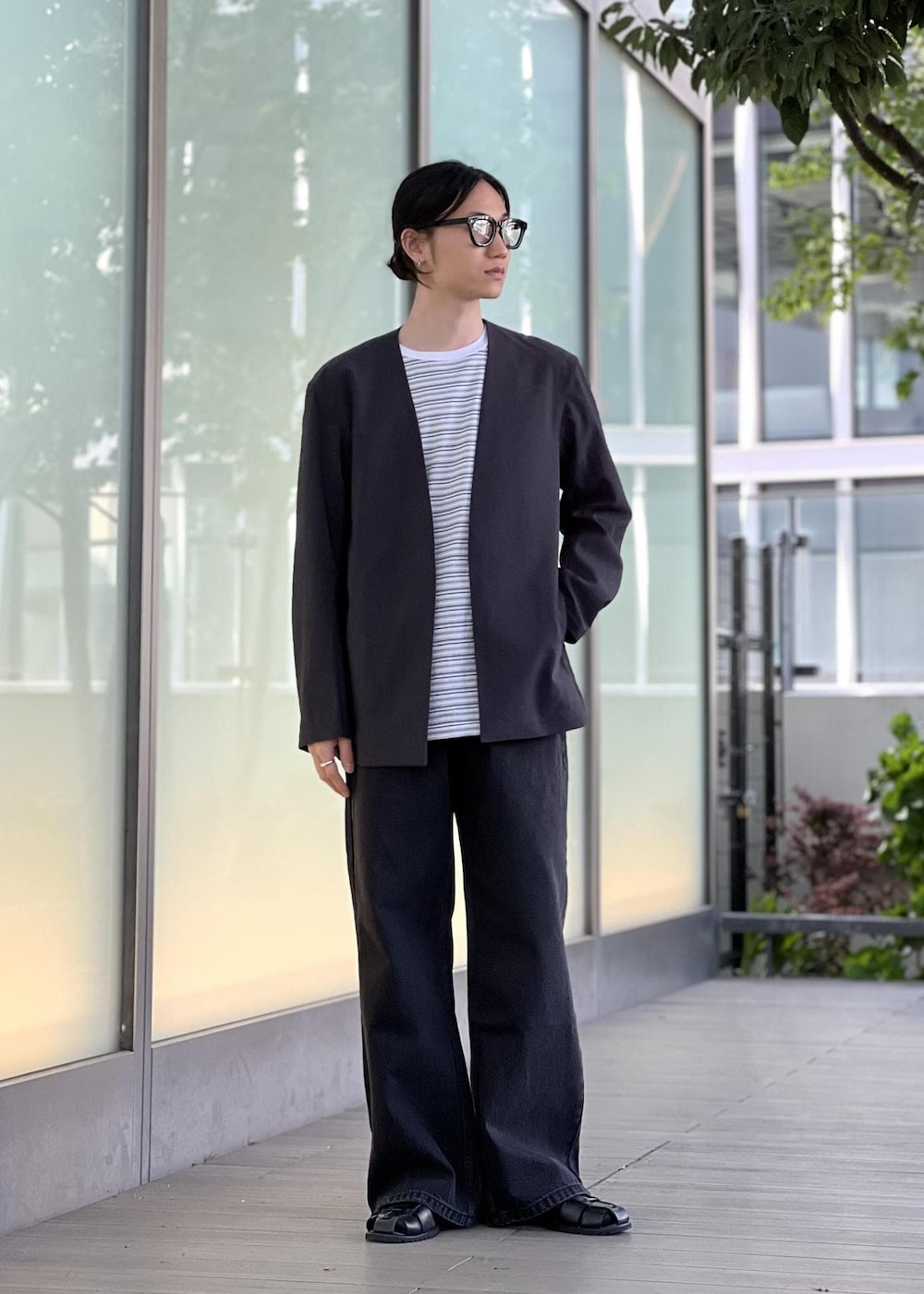 「coda、batoner、snapme_ap_widepants、ADAM ET ROPÉ、HOMME」｜「ADAM ET ROPE'の【RIRANCHA/リランチェ】ノーカラージャケット ＆ スラックス セットアップ / イージーケア / ユニセックス（セットアップ、ブラック系）」を使った、kodai kanomataさん（メンズ・172cm）の春コーディネートの2枚目の写真