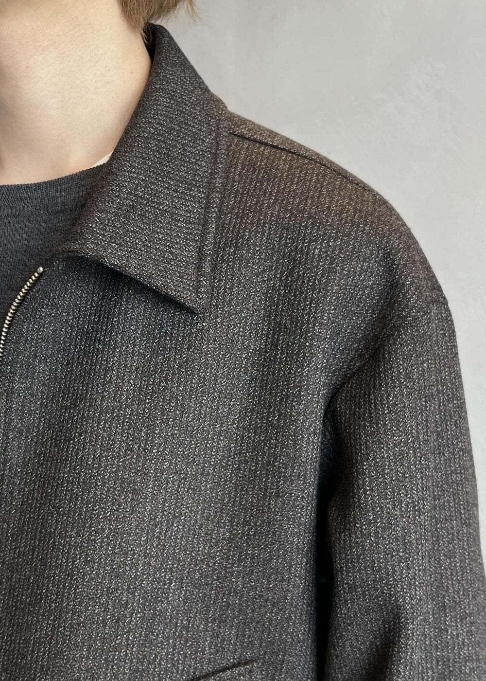 ホワイト系のその他パンツ、ブラウン系のブルゾンを着用したメンズの秋コーディネートの4枚目の写真