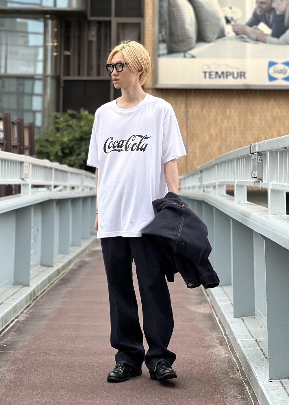 ホワイト系のTシャツ/カットソー、ブルー系のデニムパンツを着用したメンズの夏コーディネートの2枚目の写真