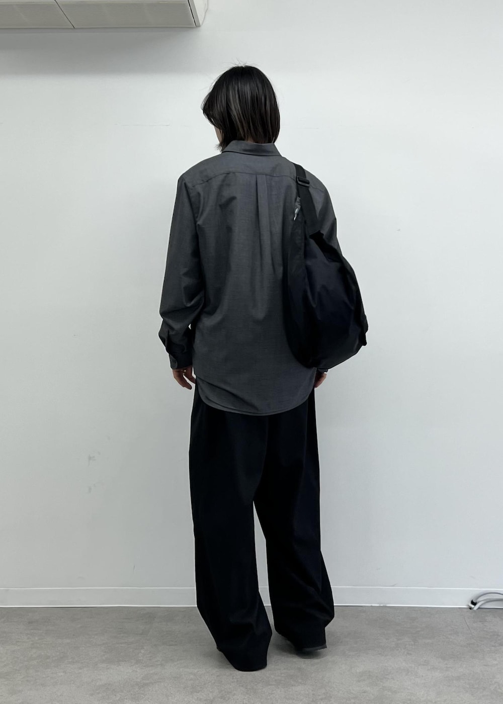 グレー系のシャツ/ブラウス、ブラック系のショルダーバッグ、ブラック系のその他パンツを着用したメンズの春コーディネートの3枚目の写真