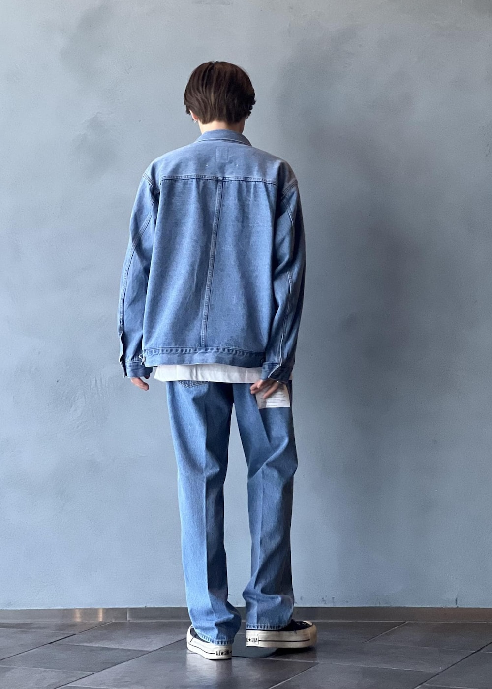「初秋コーデ、秋コーデ」｜「ADAM ET ROPE'のブリーチ デニムジャケット / ADAM ET ROPE' JEANS -PERS-（デニムジャケット、ブルー系）」を使った、kodai kanomataさん（メンズ・172cm）の夏コーディネートの3枚目の写真
